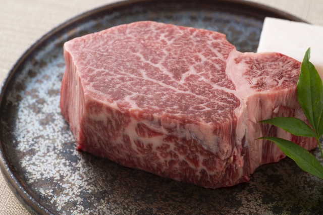 【近江牛 ステーキ用(ヒレ3枚)】肉 牛肉 ブランド牛 三大和牛 和牛 黒毛和牛 国産 バーベキュー 贈り物 ギフト プレゼント 冷凍 滋賀県 竜王