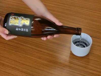 清酒 特別純米酒 黒耀 1.8L 　1本