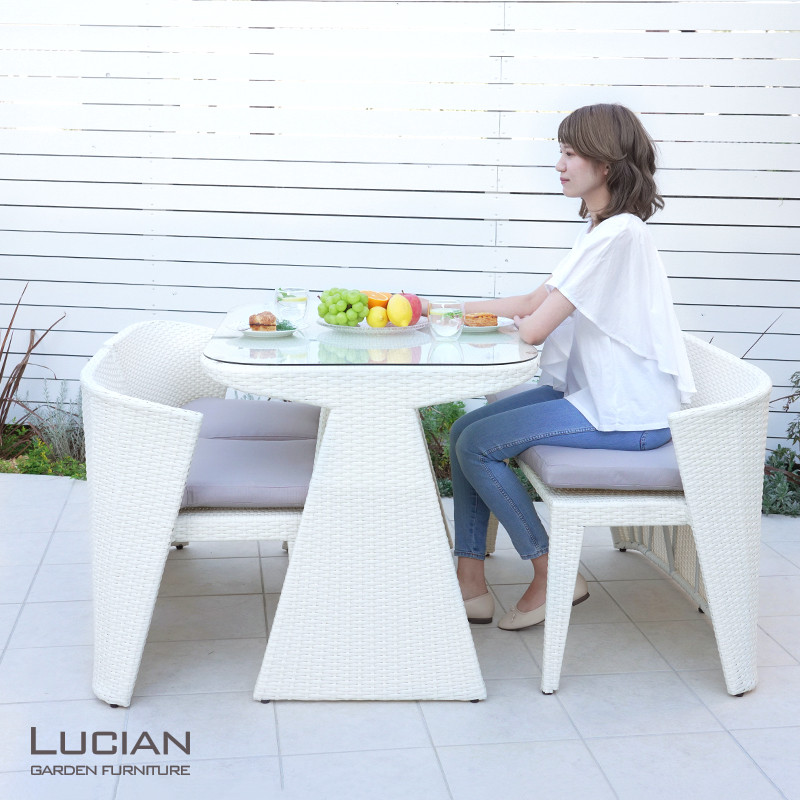 
                  LUCIAN ラタン調ガーデンテーブル4点セット ホワイト 4人掛け ／ コスティック インテリア 屋外テーブル テラス コンパクト 省スペース設計 奈良県 御所市
                