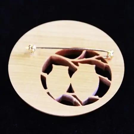 つげの特長を生かした緻密で繊細な伝統工芸品 つげ細工 ブローチ(月にフクロウ)　約6.5cm_装飾品・工芸品  アクセサリー _【1116502】