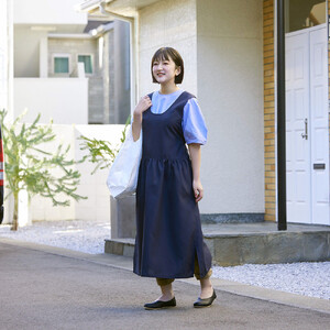 瀧本真奈美さんコラボワンピースエプロン（ネイビー）_1388200006_01
