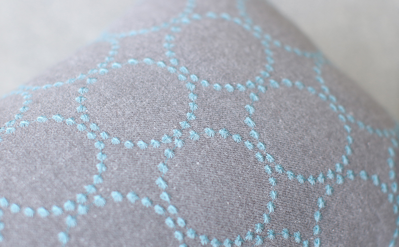 ミニクッション 長方形 タンバリン生地 グレーブルー 約42×26cm ミナペルホネン 秋山木工 秋山木工株式会社 国産 静岡県 藤枝市