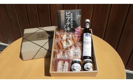 
            【B-01-06】東通村特産品ギフトセット＜ブルーベリージュース500ml×１本、ブルーベリージャム140g×2個、フランクフルト200g×2袋、ウィンナー180g×2袋、サラミ70g×1袋、東通牛ビーフジャーキー1袋＞
          