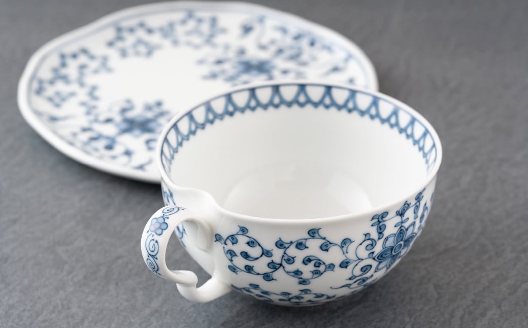 
                  G157p 〈平戸松山窯〉花唐草スープカップ･ソーサー
                