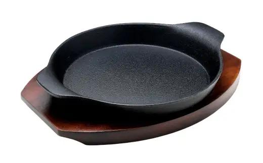 トキワ鉄器 ステーキ皿 （ 木台タイプ ） IH対応 深型丸小 15cm 306 くわな鋳物 職人 蓄熱性 保温力 家庭用 お皿 皿 食器 オシャレ 日常使い 重厚感 伝統 匠の技 食卓 鉄板 プレー