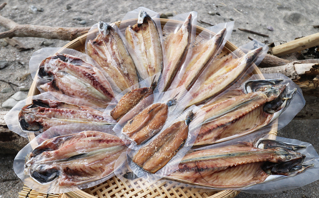 千葉県産のさば・いわし、長崎産のあじ・かます、熊本産のとび魚と、食べ応え十分なバラエティに富んだ５種１３枚。