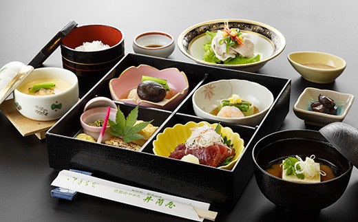 【猫啼温泉 井筒屋】昼食（松花堂弁当）付お部屋出しペア日帰りプラン【24009AA0101】