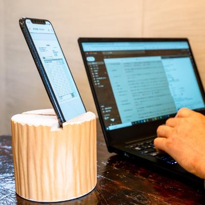 ふるさと納税 宇陀市 森の丸太スタンド　「SHIBORI」　/スマホ・タブレットスタンド　絞り丸太仕上げ |  | 03