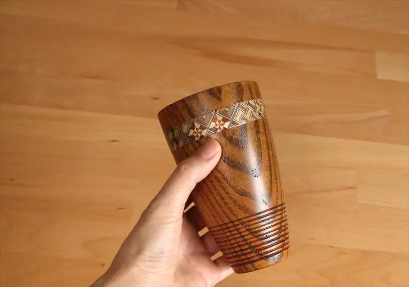 【箱根寄木細工をあしらった木製ジョッキ２点セット】保冷性に優れ、木肌のつくるクリーミーな泡立ちが格別の一杯に【キッチン用品 食器 雑貨 日用品 木製食器　職人メイド 工芸品 職人の手作り おしゃれ食器