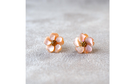 シェルのピアス フラワー［ピンク］ チタン製ピアス ハンドメイド
