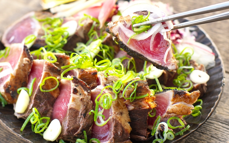 【串本町×北山村】黄金藁焼一本釣り鰹タタキ1kgとじゃばらポンズ100mlのセット【1か月以内に発送】 かつおのたたき カツオタタキ わら焼き【nks100C】