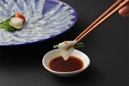 ふぐ専門卸会社直営！職人の技が光る！ふぐ良　とらふぐ刺し（２～３人前）【木箱入り】［冷蔵］三共水産