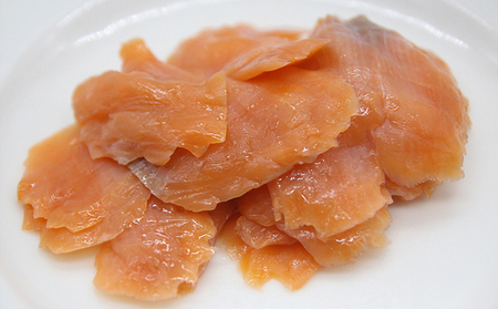 讃岐の極上スモークサーモン切落し　600g 魚貝類 加工食品 美味しい脂 濃い旨味 ノルウェー産 アトランティックサーモン 