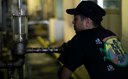 【久米島の久米仙】「ブラック30度パウチタイプ 500ml」×6本 泡盛 蒸留酒 焼酎 アルコール 酒 酵母 発酵 米 黒麹 米麹 熟成 古酒 もろみ 天然水 レジャー エコ SDGs 琉球 沖縄 セ