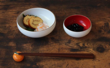 【波佐見焼】【12/22入金分まで年内発送】うつわになる鏡餅（みかんの箸置きセット）紅白箱付き 食器 皿 【光春窯】 [XD78]