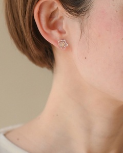 HARIO ピアス リトルフラワー［HAP-F-005］｜耐熱 ガラス アクセサリー ハリオ ランプワークファクトリー 職人 繊細 フォーマル カジュアル きれいめ おしゃれ 20代 30代 40代_