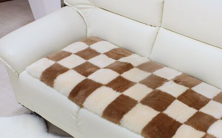 奈良 (株)マスダ製 ムートン長座布団 チェック柄 ブラウン 40cm×120cm／ ムートン 羊毛皮 羊毛 スプリングラム 100％使用 座布団 ラグ インテリア オールシーズン 通年 贈り物 プレ