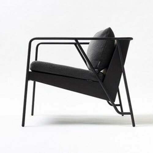 【ふるさと納税】＜FIL＞ ラウンジチェア -スミ リミテッド- MASS Series Lounge Chair -SUMI LIMITED-　小国杉 イージーチェア ローチェア 椅子 クッション インテリア 家具 木製 無垢材 天然木 炭 黒 受注生産 リビング ダイニング ギフト 熊本 阿蘇 南小国 送料無料