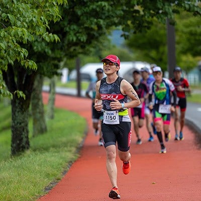 諏訪湖の周りを走ります。