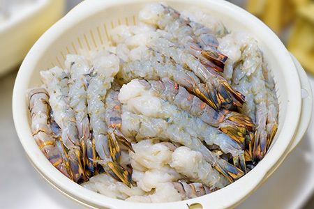【隔月定期便3回】創業45年「魚屋さんの手づくりエビフライ」20尾(800～1000g)【海老フライ 夕食 おかず プリプリ 簡単 時短料理 揚げるだけ ふるさと納税】(H032137)