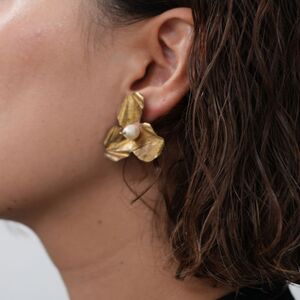RYONA SONG ピアス/イヤリング　野花モチーフ ～自然×都会 中山道沿い築100年の古民家工房から、100%ハンドメイドアクセサリーをお届け～ ピアス