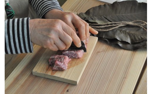 石器（黒曜石）のナイフで肉を切ることができます。