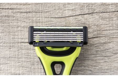 ＜３Dヘッド機構でなめらかな剃り味５枚刃カミソリ＞ ■ Xｆｉｔ（クロスフィット） 敏感肌用バリューパック （本体２本＋替刃８個） ◇ 貝印