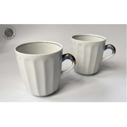 有田焼 白磁金彩 エンタシス 饕餮文 (とうてつもん) ペアマグカップ 【有田焼 花伝作】食器 器 うつわ 陶磁器 カップ マグカップ ペア セット 2個 上品 美しい ホワイト ブルー A20-66