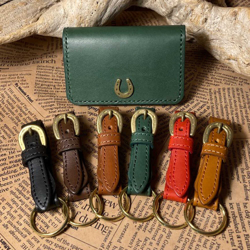 【ふるさと納税】【選べるカラー】蹄鉄付き名刺入れ（グリーン）＆蹄鉄バックルキーリング / 競馬 馬 競走馬 本革 名刺入れ 革小物 ハンドメイド レザー 雑貨 日用品 / 栗東市 / 株式会社ブルズエフ[BIAU053]