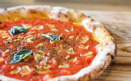 【 ナポリピッツァ 専門店 が作る 薪窯焼き 冷凍 ピッツァ セット 】 フンギ × 2枚、マリナーラ × 1枚 合計3枚 計約930g 【株式会社CAROTA】[BHBV009]