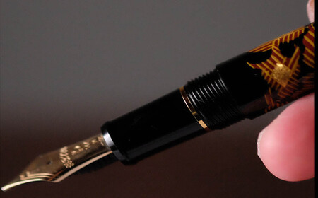 【伝統工芸品】【秀衡塗】秀衡宝相華唐草紋様万年筆 【ocy916-pen-1】