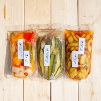 ピクルス 信州 飯綱町産の野菜で作った ピクルス ( 300g × 3袋 ) ＆ はぜかけ米のコシヒカリ ( 2kg ) 季節の野菜つき！ 沖縄県配送不可 いいづなピクルスの会 飯綱町 [1200]