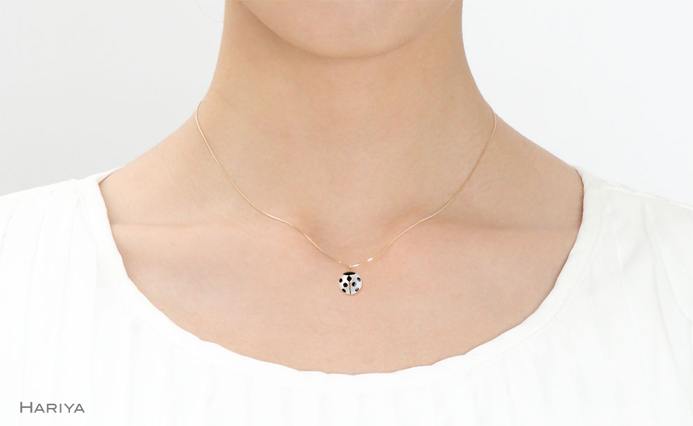 ペンダント Nanahoshi 白 てんとう虫 白蝶貝 蒔絵 漆 ハンドメイド アクセサリー ギフト 伝統工芸 工芸品 国産 日本製 復興 震災 コロナ 能登半島地震復興支援 北陸新幹線 F6P-08