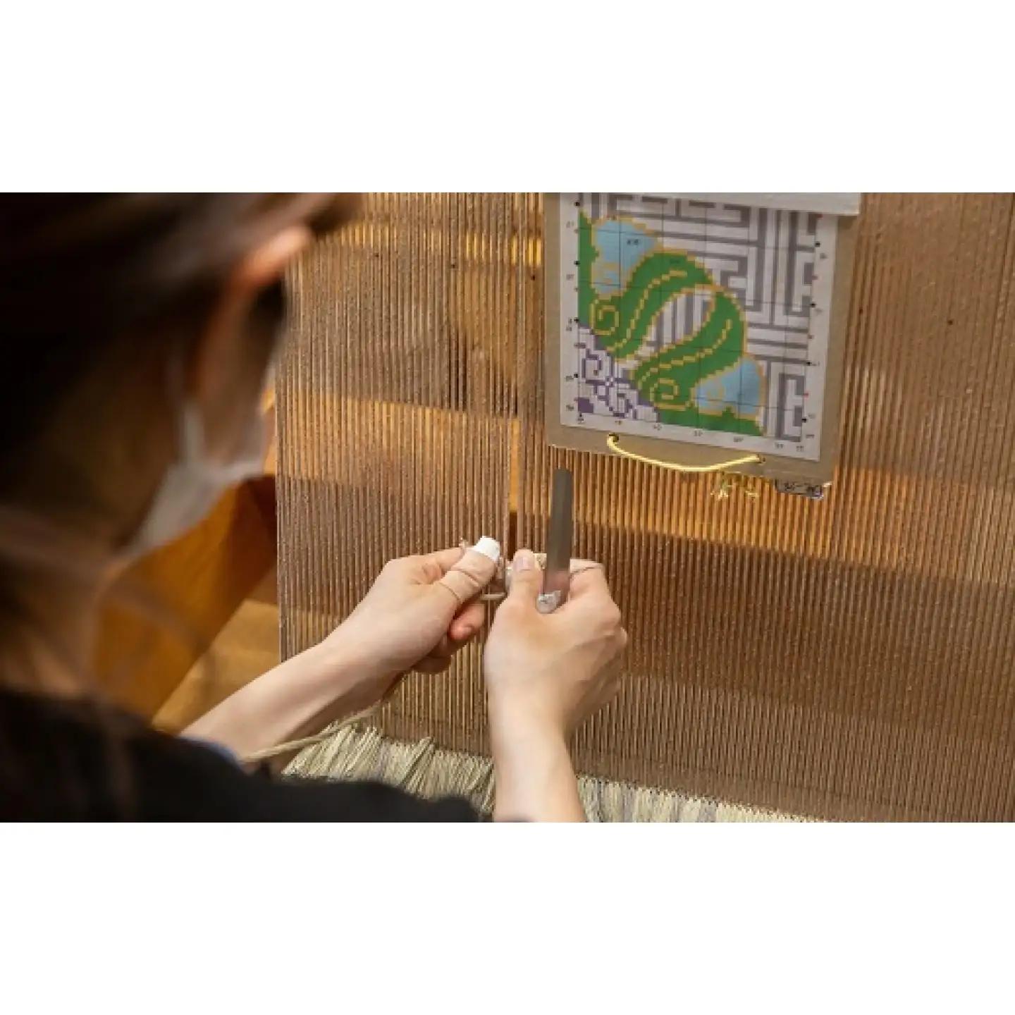 【受注生産】【手織】蟹牡丹文縁七宝（桑色地） 70×140cm、毛足1.8cm / 絨毯 カーペット 敷物 高級 / 佐賀県 / 株式会社鍋島緞通吉島家[41AAAM073]