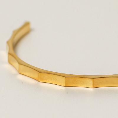 ふるさと納税 大津市 【18金イエローゴールドバングル】凹凸デザインが繊細に光を映す 手元を彩る ハイエンドジュエリー |  | 02