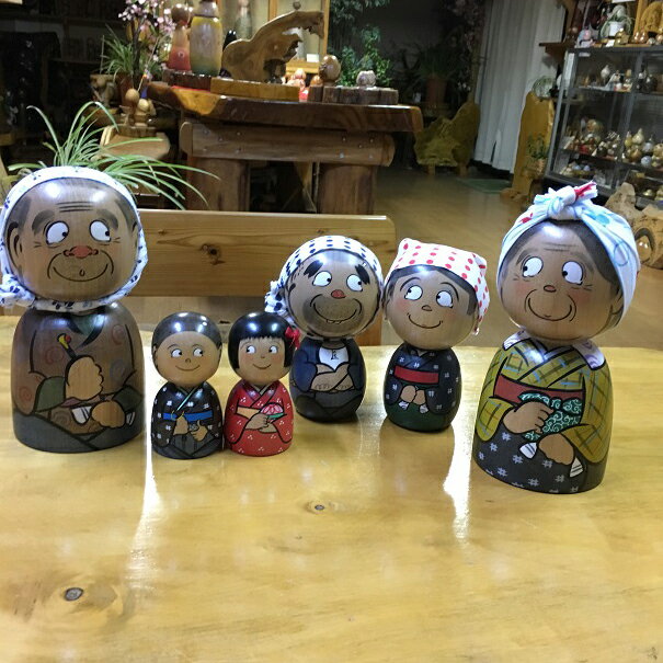 【ふるさと納税】みちのくファミリーこけし 2個セット（中） 創作こけし 工芸品 こけし オリジナル 置物 家族 木製 伝統 プレゼント 和雑貨 日本土産 インテリア オブジェ民芸 工房 手作業 秋田 潟上市 人気 おすすめ ランキング【鷺舞工房】