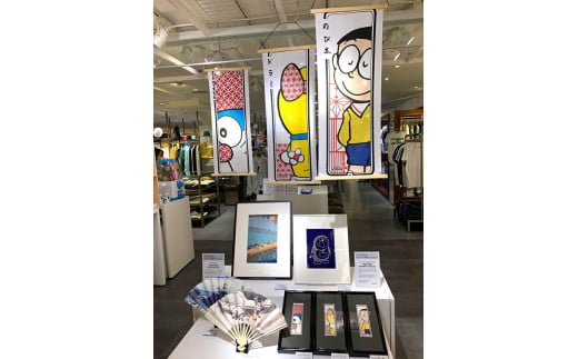 浮世絵 ドラえもん手ぬぐい タペストリー「ドラミちゃん」《W400xH950（mm）》手摺りの千社札のデザインが手ぬぐいに！大湊文吉商店 新潟県加茂市