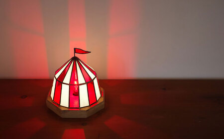 ステンドグラスのテーブルランプ サーカステント ファースト レッド【1348616】