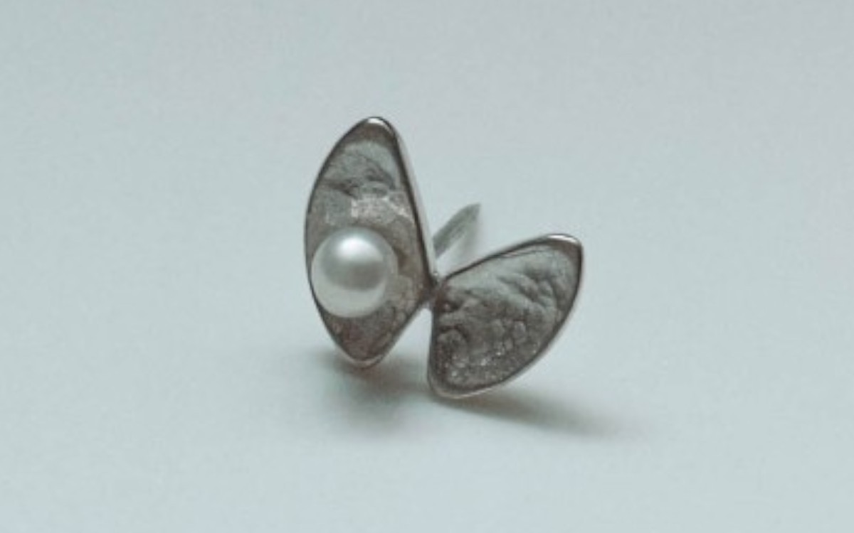 
            びわ湖真珠ひと粒付き シルバーピンブローチ（池蝶貝デザイン）[JS001] / パール アクセサリー ブローチ 真珠 ジュエリー
          