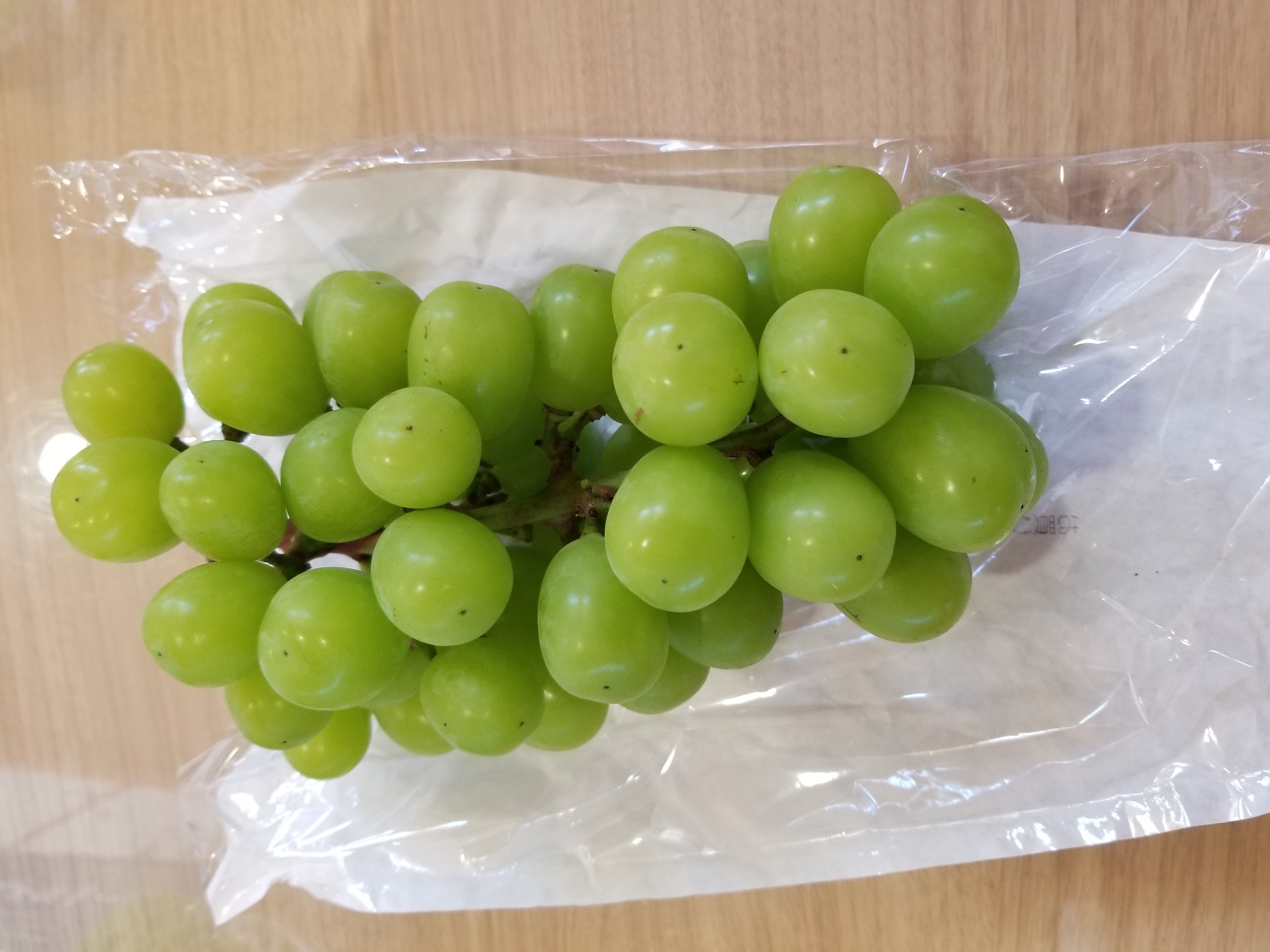 家庭用のため、房が小ぶりで粒が少し小さく、隙間があるものがあります