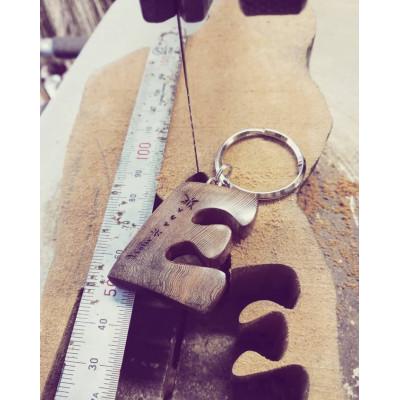 ふるさと納税 屋久島町 屋久杉イニシャルキーホルダー　”E” |  | 01