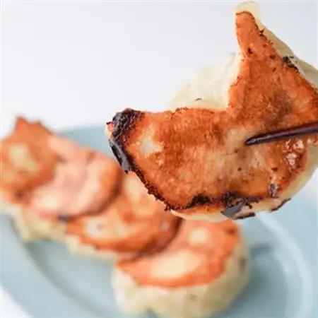 佐野餃子(大)10個2人前×2パックと本物ラーメン2人前_ラーメン 餃子 セット 佐野 栃木県 人気 おすすめ 送料無料 贈答 ギフト プレゼント 中華 冷凍 永華 佐野餃子_【配送不可地域：離島・沖