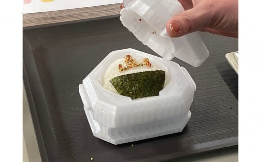 自動車の金型を手がける会社が作った【おむすび型】を使って、”飯盛おむすび作り”に挑戦！！