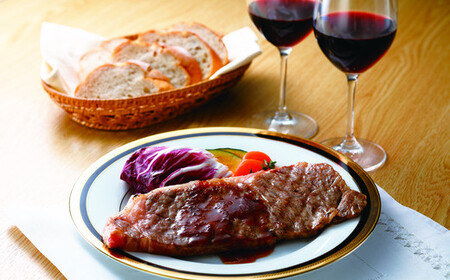 米沢牛 サーロインステーキ (200g×2枚) と 大浦葡萄酒のオオウラメルロ (赤ワイン 辛口 720ml×1本) 『(有)辰巳屋牛肉店』『(有)大浦葡萄酒』牛肉 山形県 南陽市 [1943]