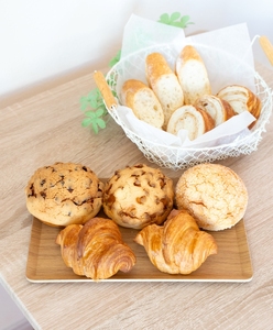 冷凍でもおいしい人気パン食べ比べセット（自家製生パン粉付き）