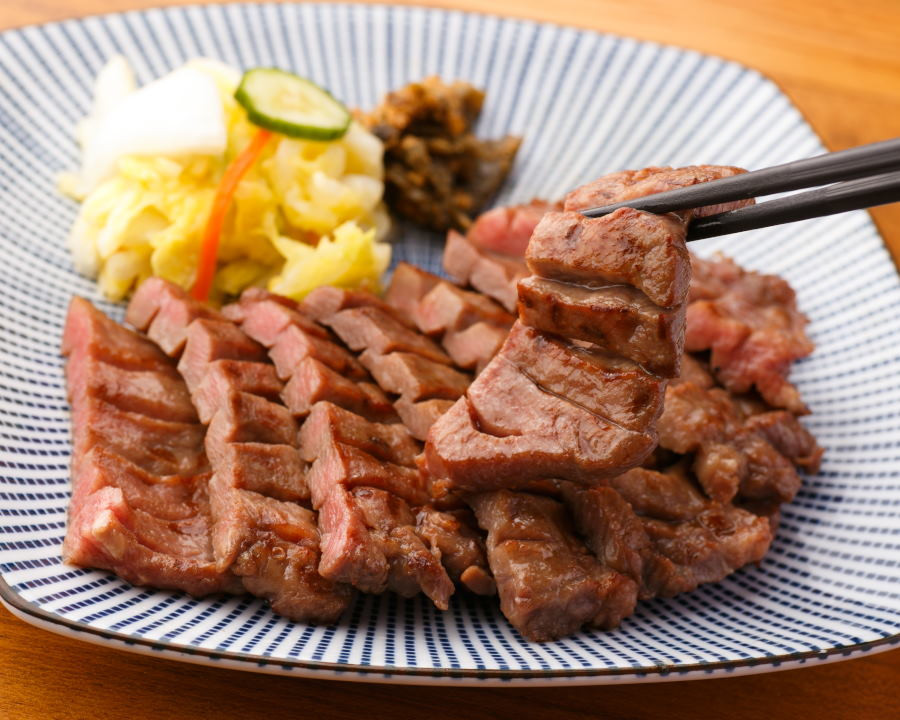 
            厚切り 牛たん 1kg やまなか家 厳選！ 牛 肉 タン 焼肉 BBQ 冷凍 熟成 牛タン 塩味 牛肉 お取り寄せ グルメ 岩手県 北上市 H0141 クリスマス お歳暮 ご年始 年末年始 パーティ 贈り物 プレゼント KYフーズ（K6－028）
          