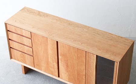 リビング キッチン ボード 収納 木製 無垢 ブラックチェリー ガラス 幅 150 奥行 42 秋山木工 家具 シンプル ナチュラル おしゃれ 国産 耳付き 日用品 静岡県 藤枝市 ( 人気収納 ふる