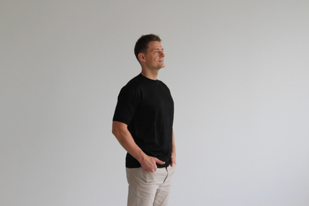 究極の贅沢シルク100%洗えるメンズ半袖Vガゼットクルーネックニットウェア ブラックMサイズ メンズ 有限会社アスリート