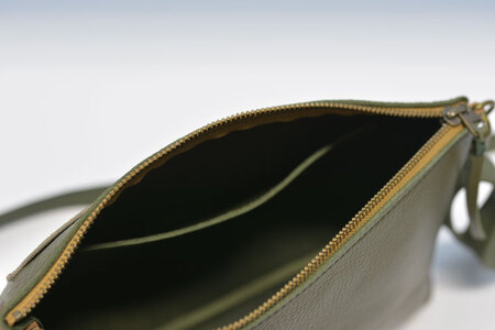 益子の革工房maharoのショルダーポーチ　ワイド（M）オリーブグリーン｜栃木県 益子町 ふるさと納税 ショルダーポーチ ワイド 牛革 手作り（AX109-4）