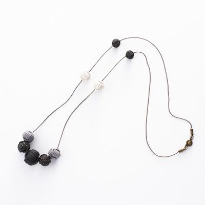 ふるさと納税 あきる野市 「黒八丈」泥染ネックレス・イヤリング(ピアス)セット【糸工房「森」(あきる野の匠)】 |  | 01